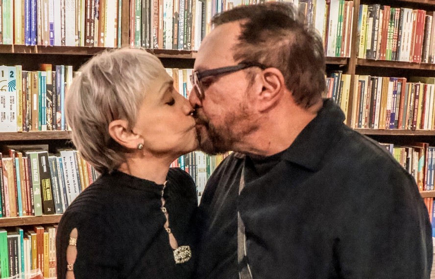 Cininha de Paula e Wolf Maya trocam selinho em livraria carioca