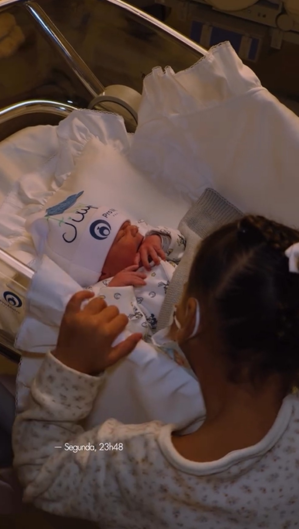 Mavie foi com a mãe, Bruna Biancardi, conhecer o primo — Foto: Reprodução/Instagram
