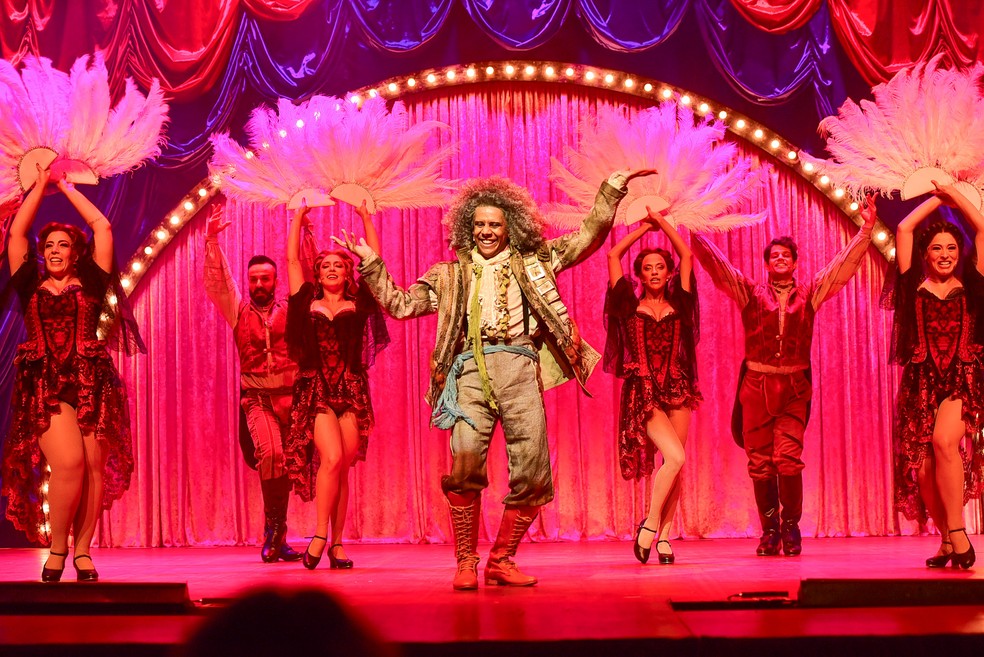 Wendell Bendelack em cena do musical 'Alguma Coisa Podre' — Foto: Andy Santana/BrazilNews