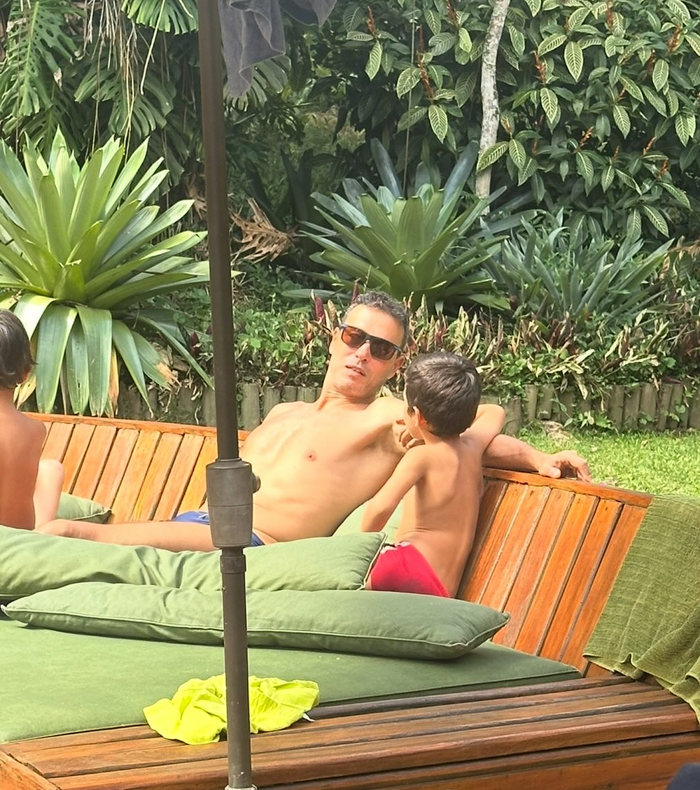 Andréia Sadi e André Rizek postam fotos raras nos 4 anos dos filhos gêmeos