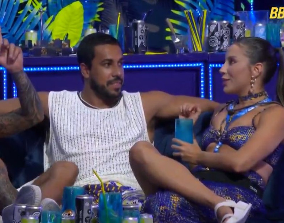 Maike pede beijo para Renata em festa do BBB 25 — Foto: Reprodução/Globo