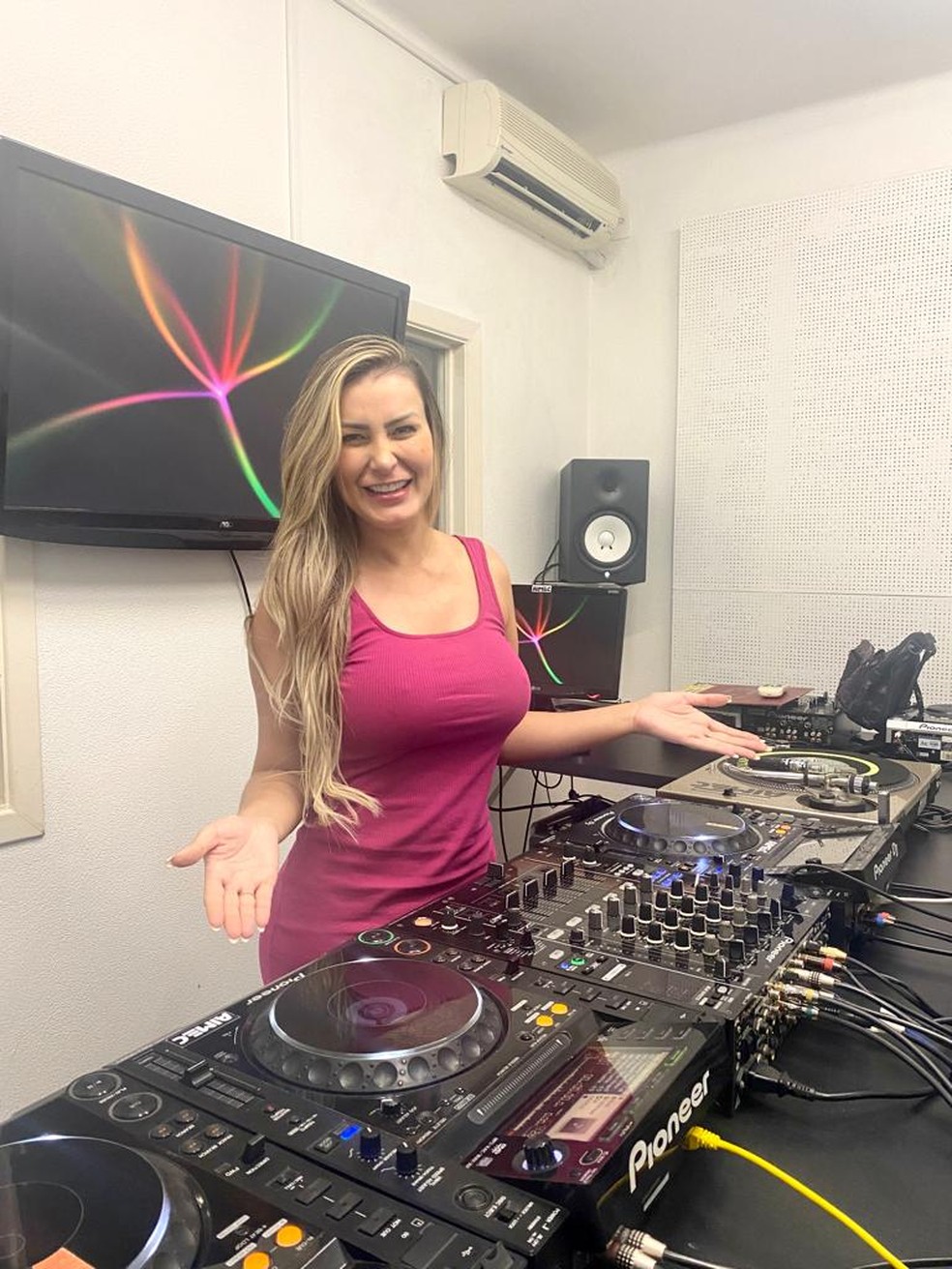 Andressa Urach começa a ter aulas para ser DJ — Foto: Arquivo pessoal