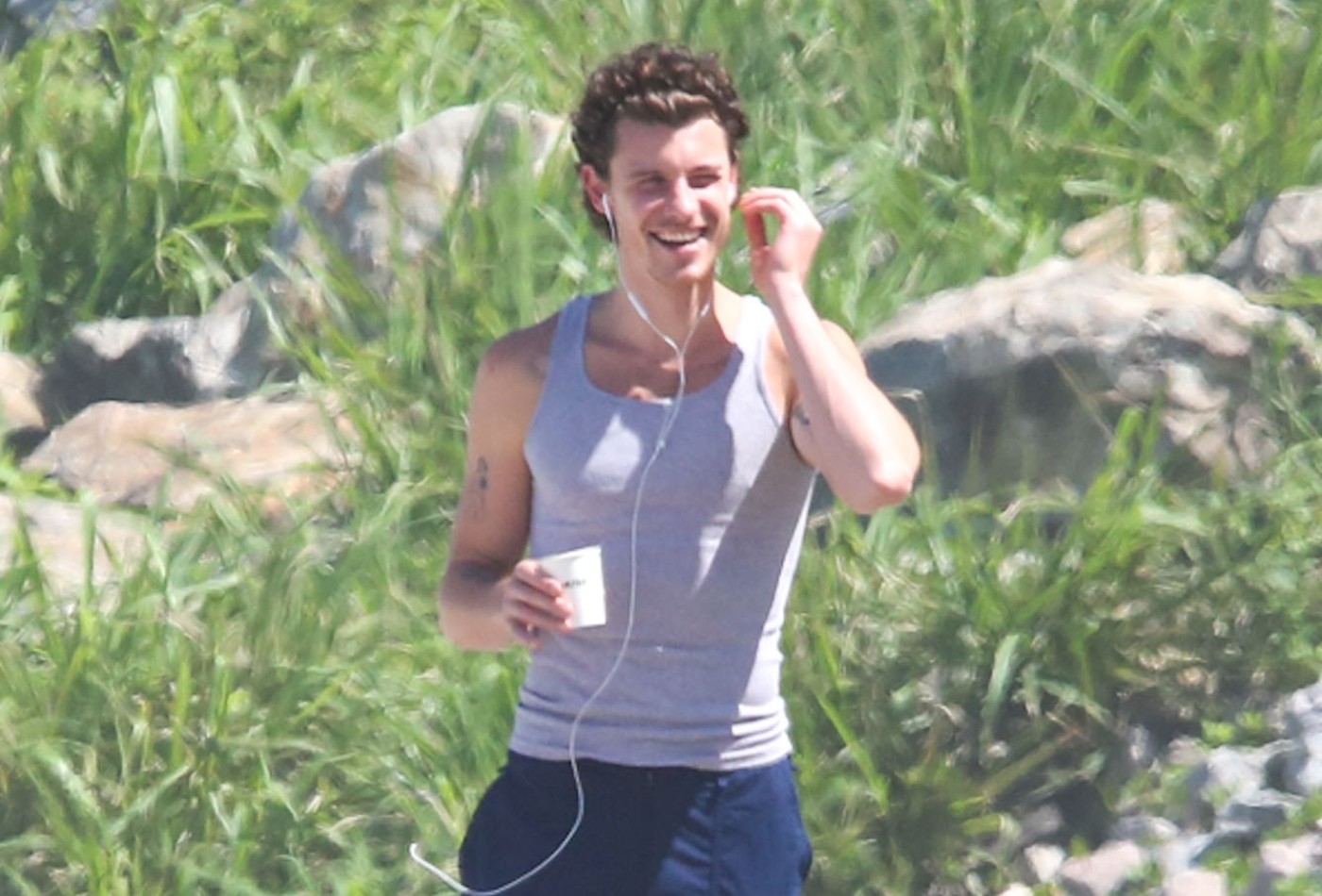 Shawn Mendes toma café da manhã em praia carioca em meio a rumores de mudança para o Brasil - QTU Questões do Universo