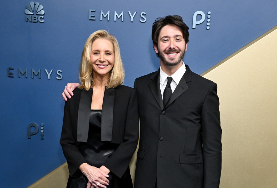Lisa Kudrow com filho no Emmy 2026