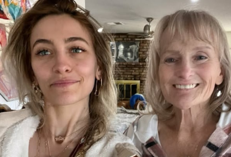 Filha de Michael Jackson faz rara aparição com sua mãe, Debbie Rowe ...