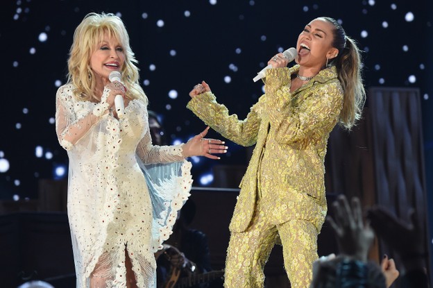Dolly Parton e Miley Cyrus cantam juntas no Grammy Awards, em 2019