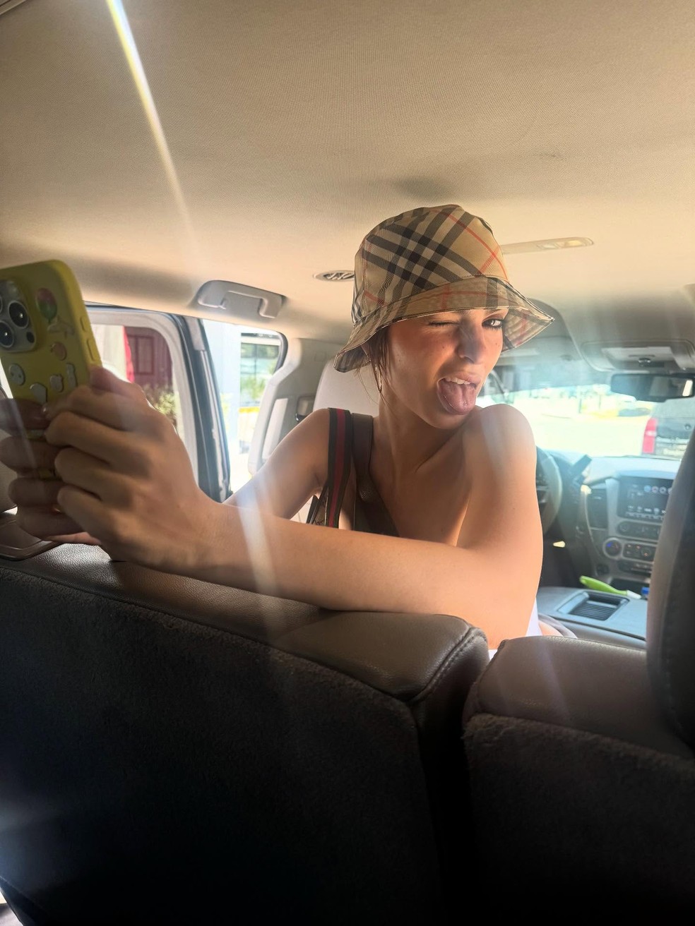 Emily Ratajkowski abre álbum curtindo aniversário com amigas em praia — Foto: Reprodução/Instagram