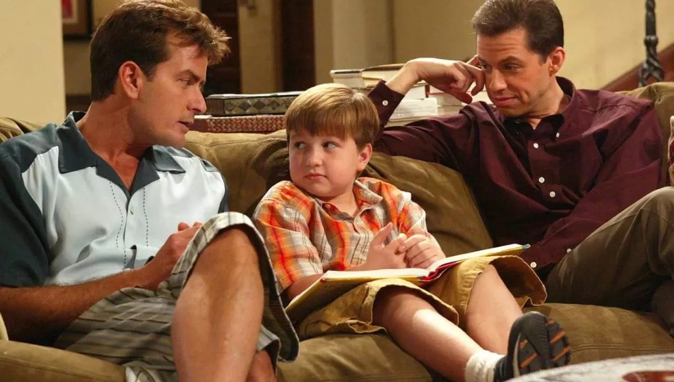 Jake Harper em 'Two and a Half Men' com Charlie Sheen e Jon Cryer — Foto: Divulgação/CBS