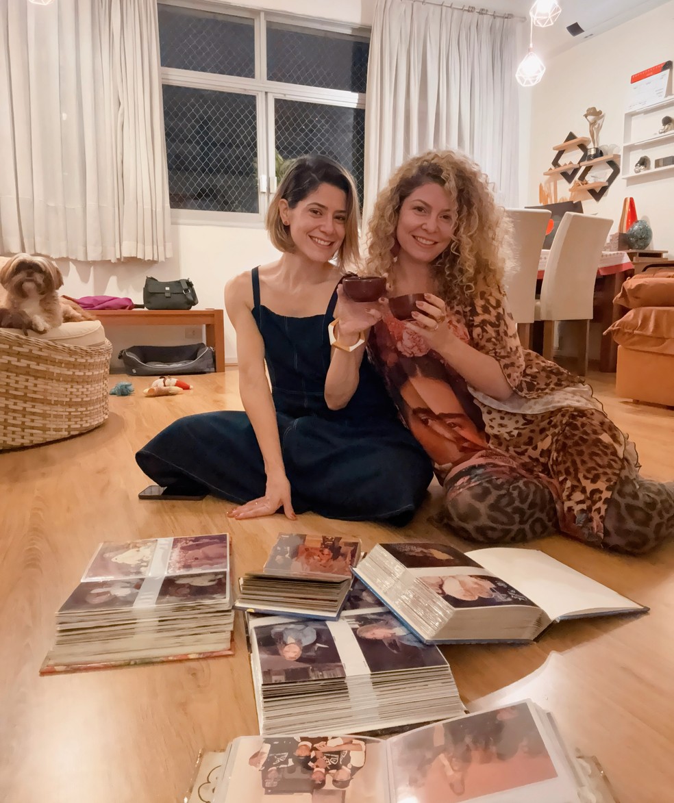 Vanessa Melo e Bárbara Borges abrem álbuns de fotos dos tempos de paquita — Foto: Reprodução/Instagram