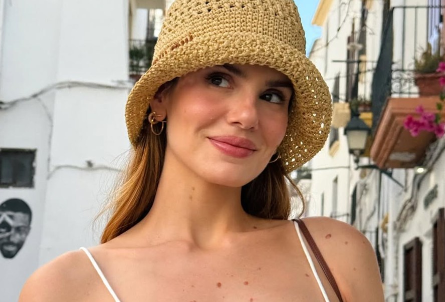 Camila Queiroz segue com 'babymoon' para a Espanha e web reage: 'Gravidinha tão perfeita'