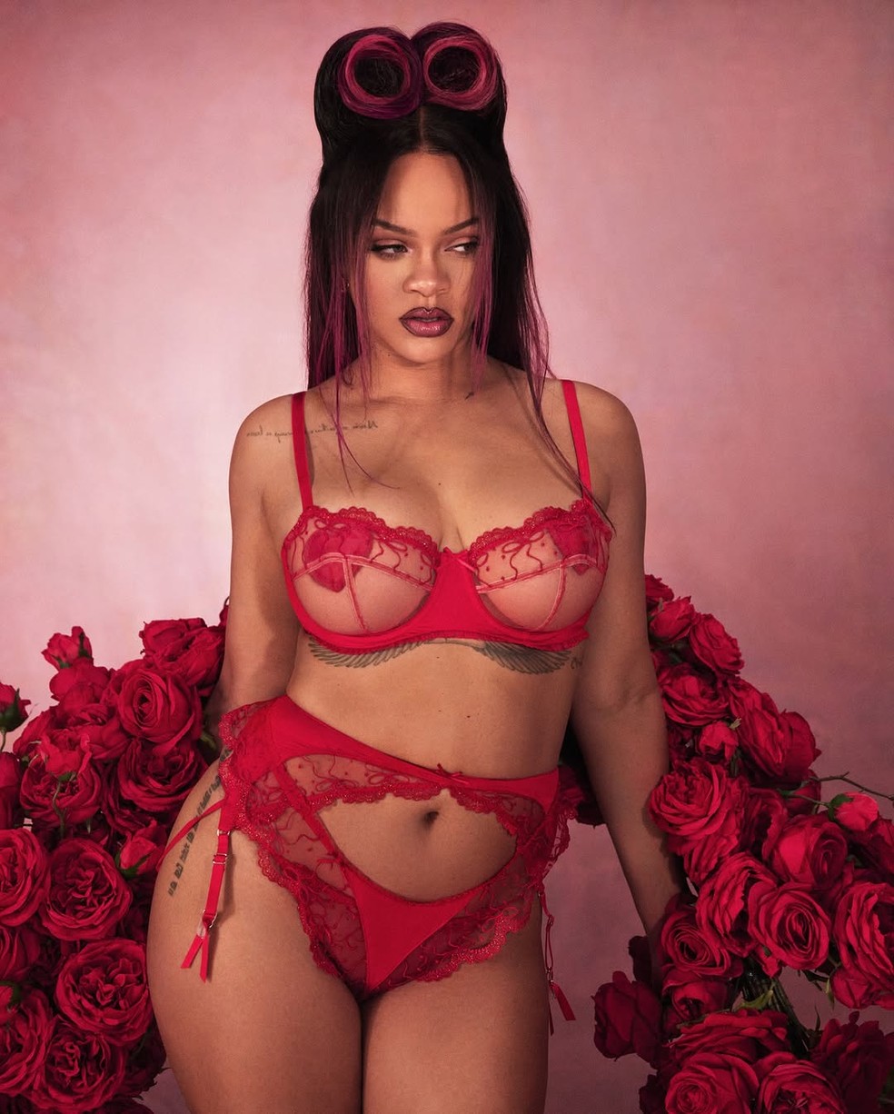 Rihanna posa de fio dental e transparências para sua marca de lingerie — Foto: Reprodução/Instagram