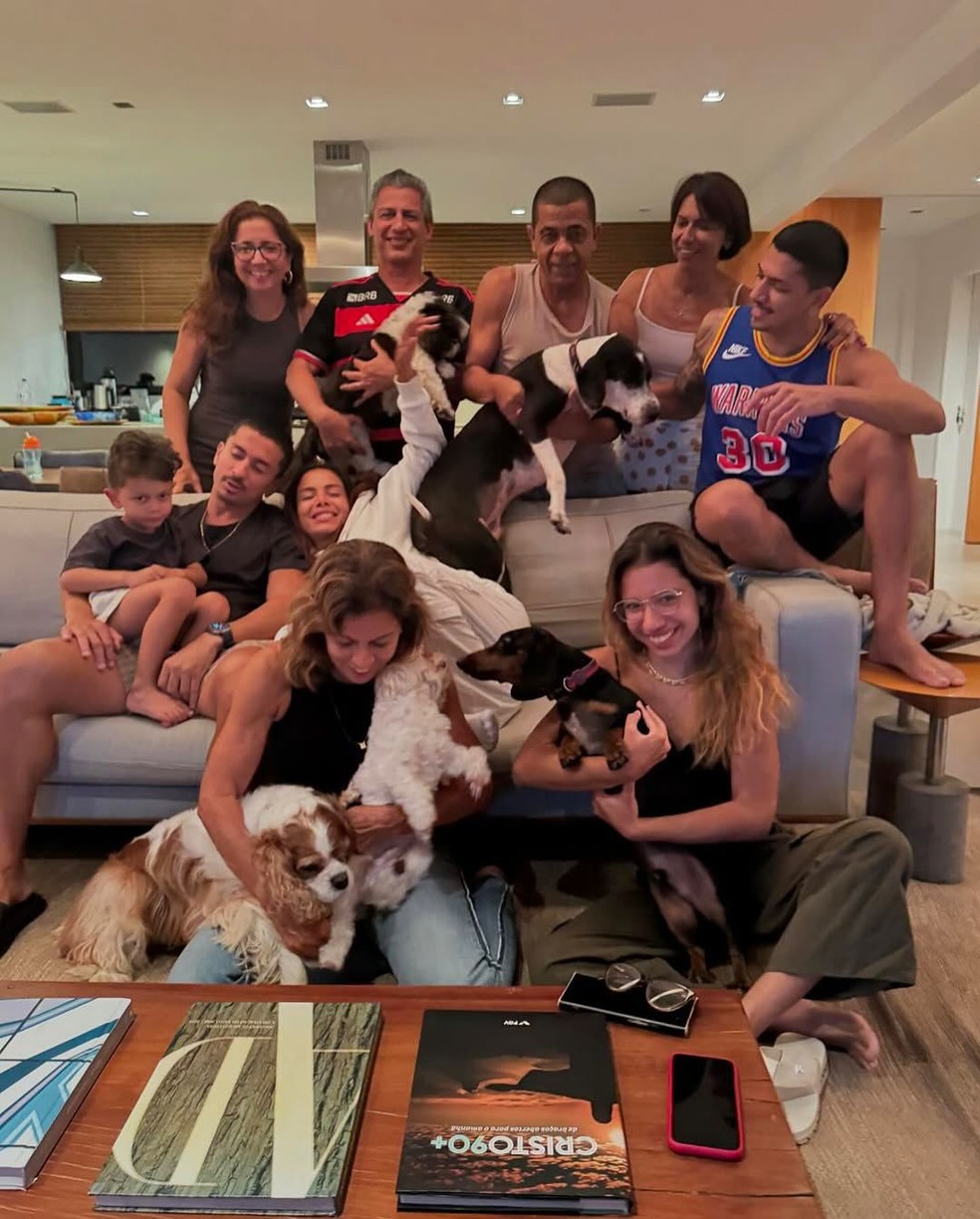 Anitta aproveitando a família e amigos no Brasil — Foto: Reprodução/ Instagram