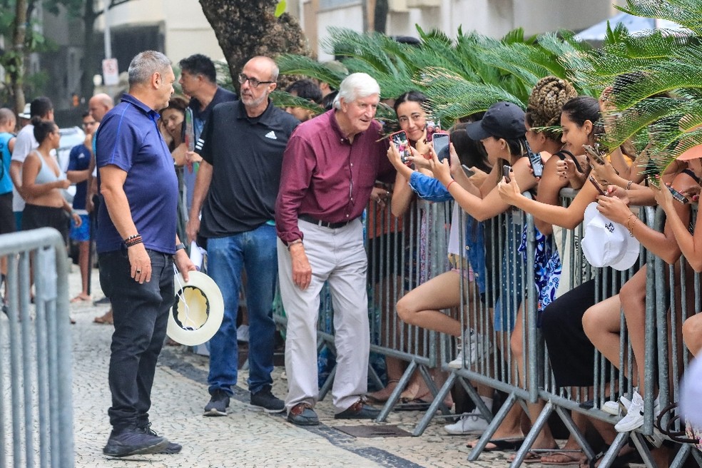 Pai de Chris Martin atende fãs da banda Coldplay na porta do hotel no Rio de Janeiro    — Foto:    Victor Chapetta - Agnews