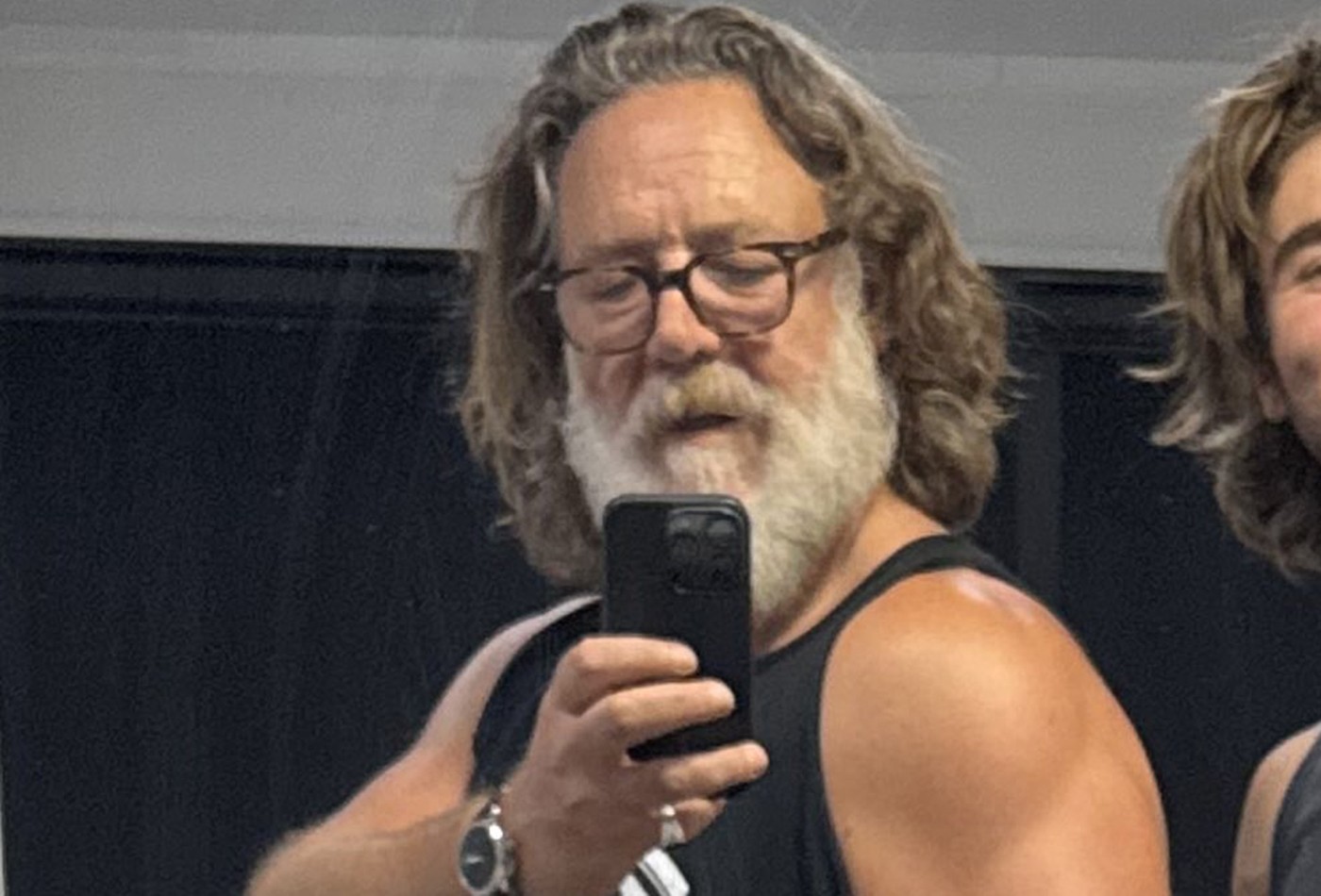 Russell Crowe e filho caçula mostram braços sarados em post de aniversário
