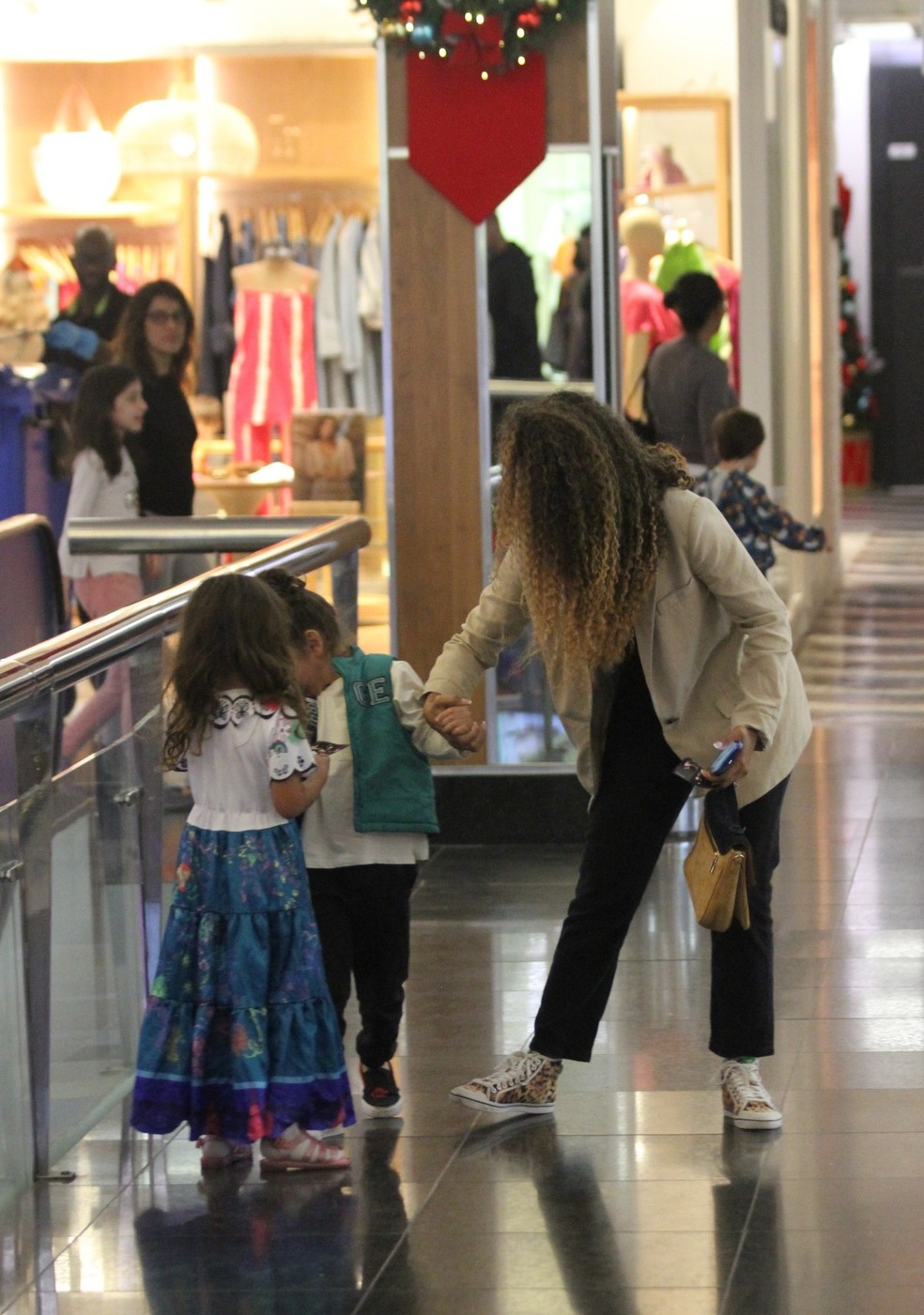 Sheron Menezzes passeia em shopping com filho — Foto: Agnews