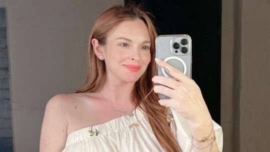 Na reta final da gravidez, Lindsay Lohan exibe barrigão em nova selfie