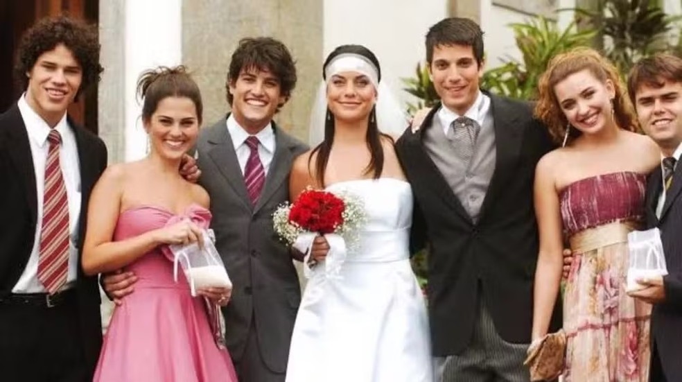 José Loreto, Thiara Palmieri, Alexandre Slaviero, Joana Balaguer, Juliana Boller e Java Mayan em gravação de 'Malhação' (Globo, 2005) — Foto: Divulgação/TV Globo
