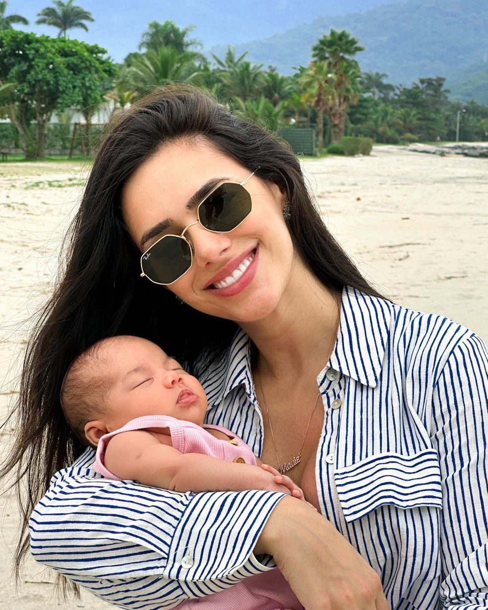 Bruna Biancardi leva filha com Neymar à praia pela primeira vez
