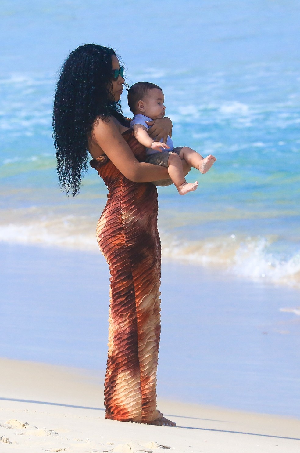 Lorena Maria e o filho em praia carioca &mdash; Foto: Dilson Silva/AgNews