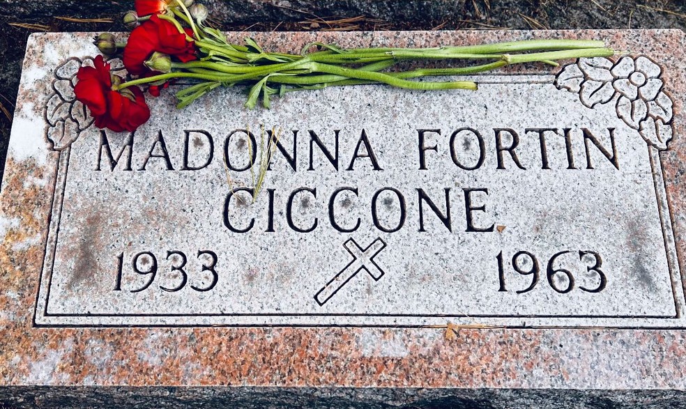 Túmulo de Madonna Fortin Ciccone, mãe da cantora Madonna — Foto: Reprodução/Instagram