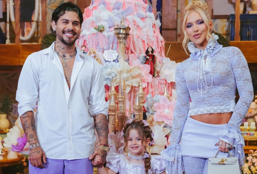 Virginia Fonseca e Zé Felipe posam juntos e curtem festa de 4 anos de Maria Flor