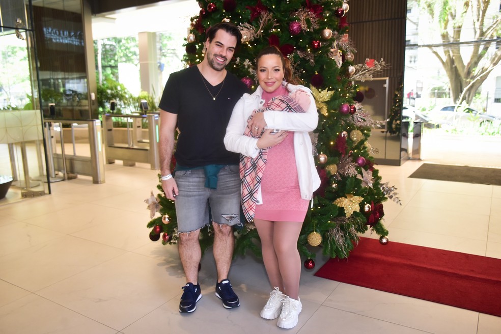 Renata Dominguez e o marido, Leandro Gleria, deixam a maternidade com a filha recém-nascida, Giulia — Foto: Leo Franco / AgNews