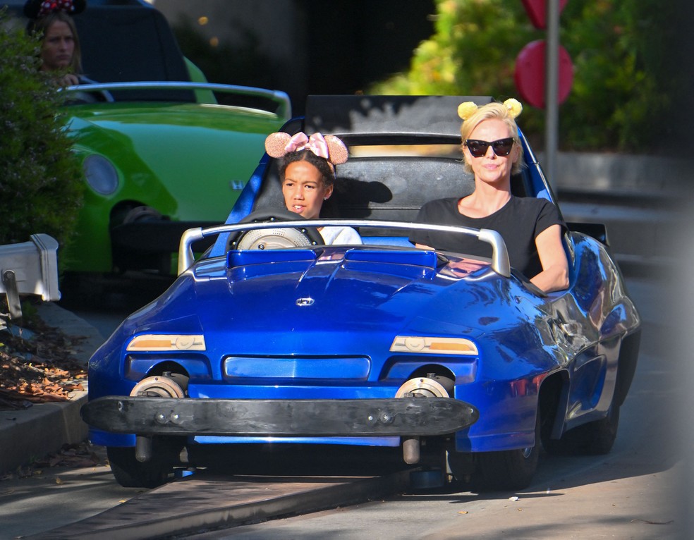 Charlize Theron na Disney — Foto: The Grosby Group
