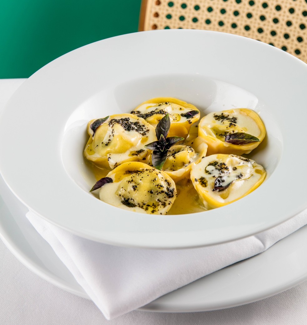 Ravióli recheado com cogumelos e trufa, servido com molho de mascarpone e presunto de Parma do Nido Ristorante — Foto: Divulgação/Tomás Rangel