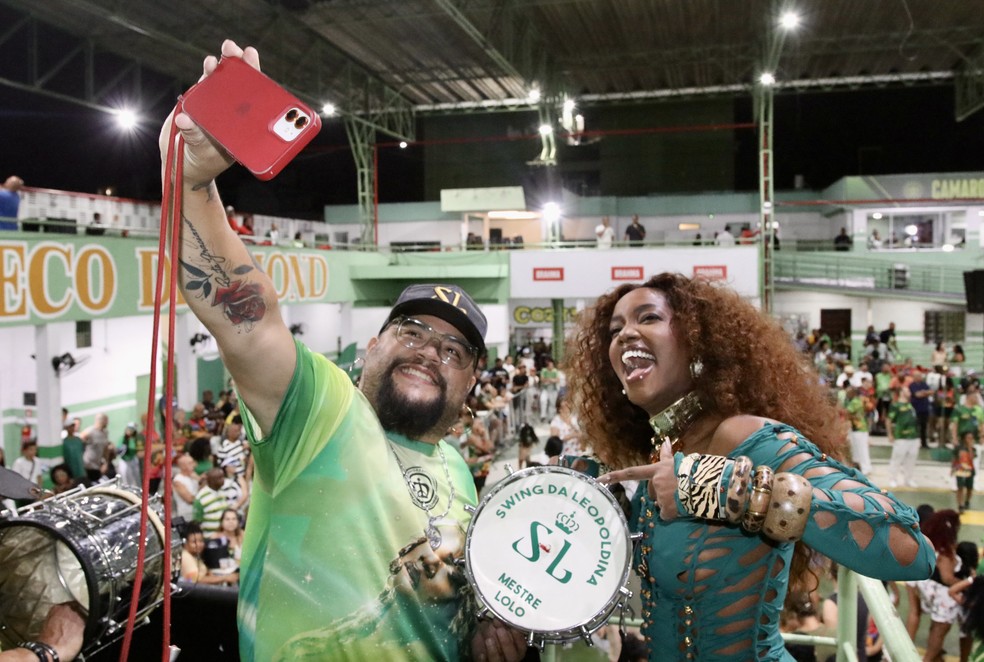 Rainha de bateria, IZA samba com macacão recortado em ensaio da