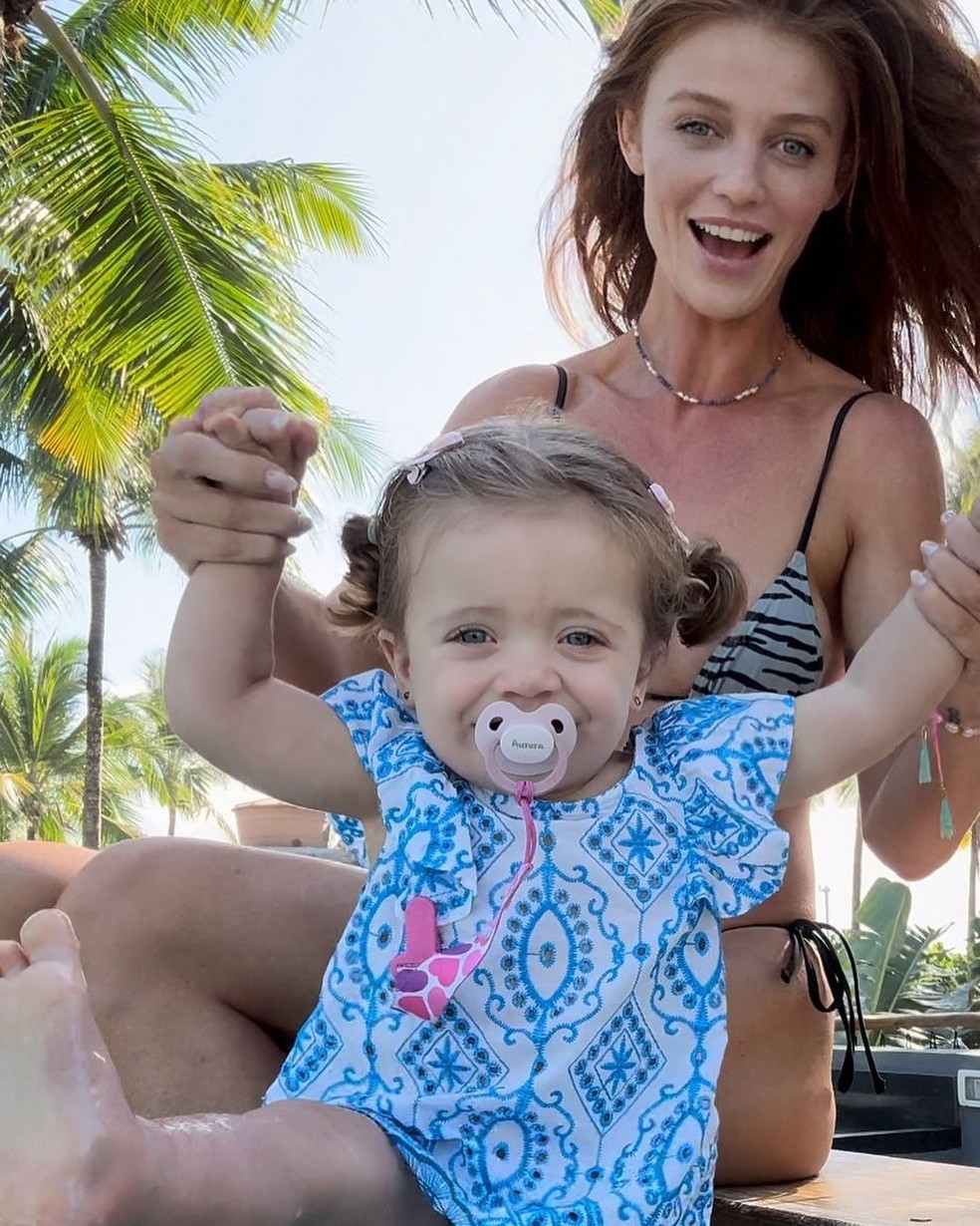 Cintia Dicker e a filha, Aurora — Foto: Reprodução/Instagram