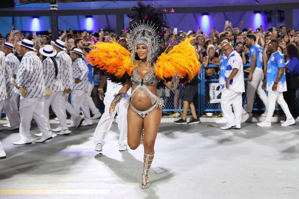 Brunna Gonçalves no desfile pela Beija-Flor — Foto: Roberto Filho/Brazil News