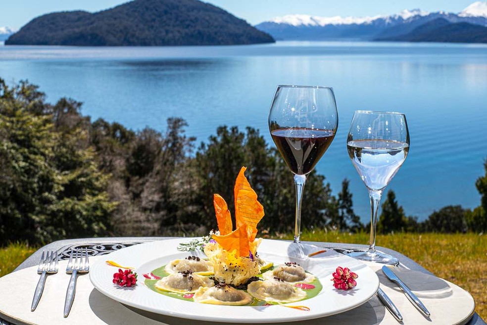 Gastronomia de Bariloche: pratos com truta, carnes e vinho para acompanhar — Foto: Divulgação/Emprotur
