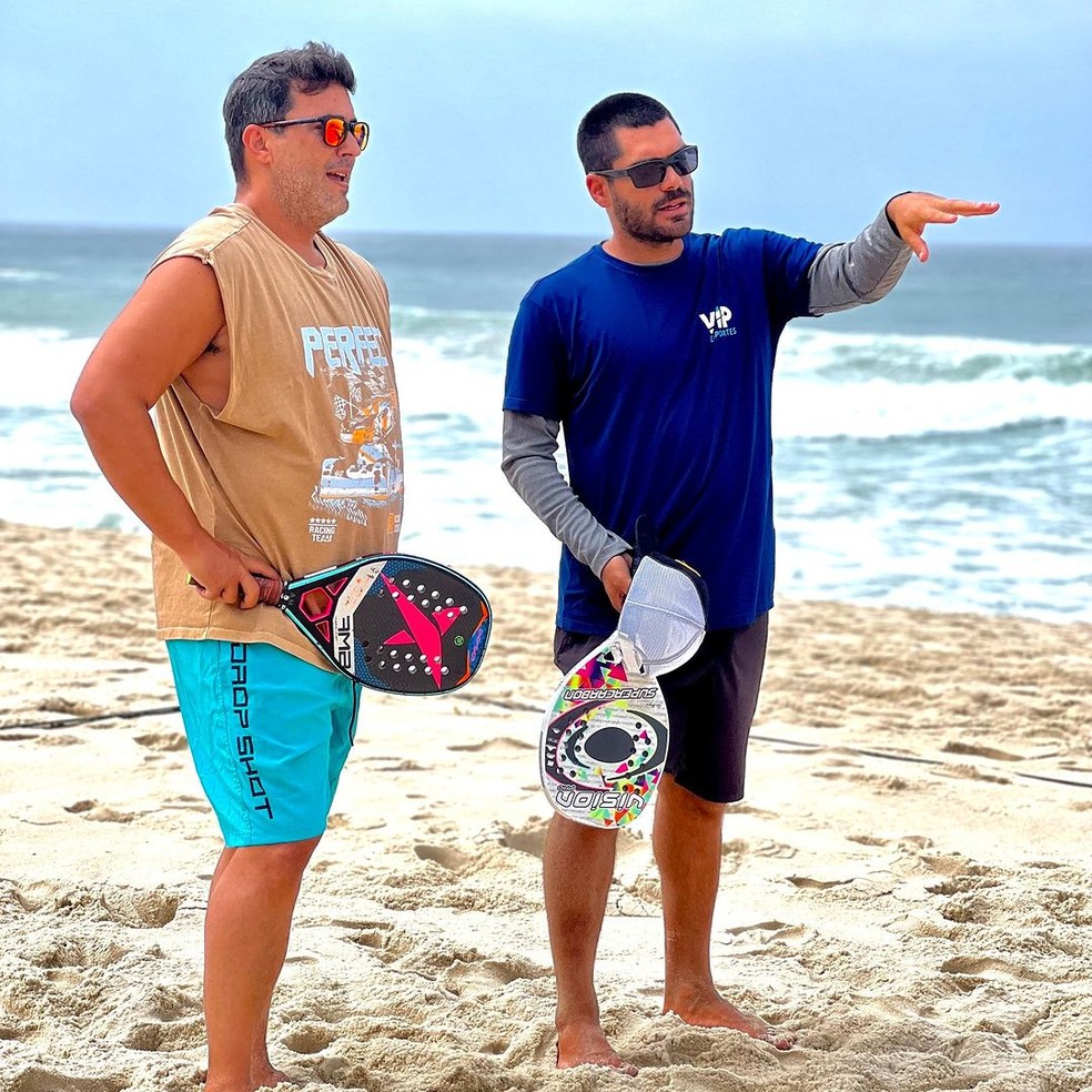 André Marques treina beach tennis na praia do Recreio — Foto: Reprodução/Instagram