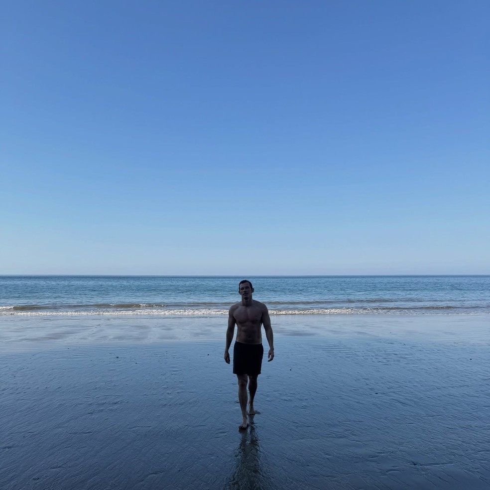 Callum Turner em praia do México — Foto: Reprodução/Instagram
