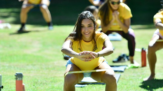 Ex-BBB Vanessa Lopes treina ao ar livre para campeonato de wakeboard