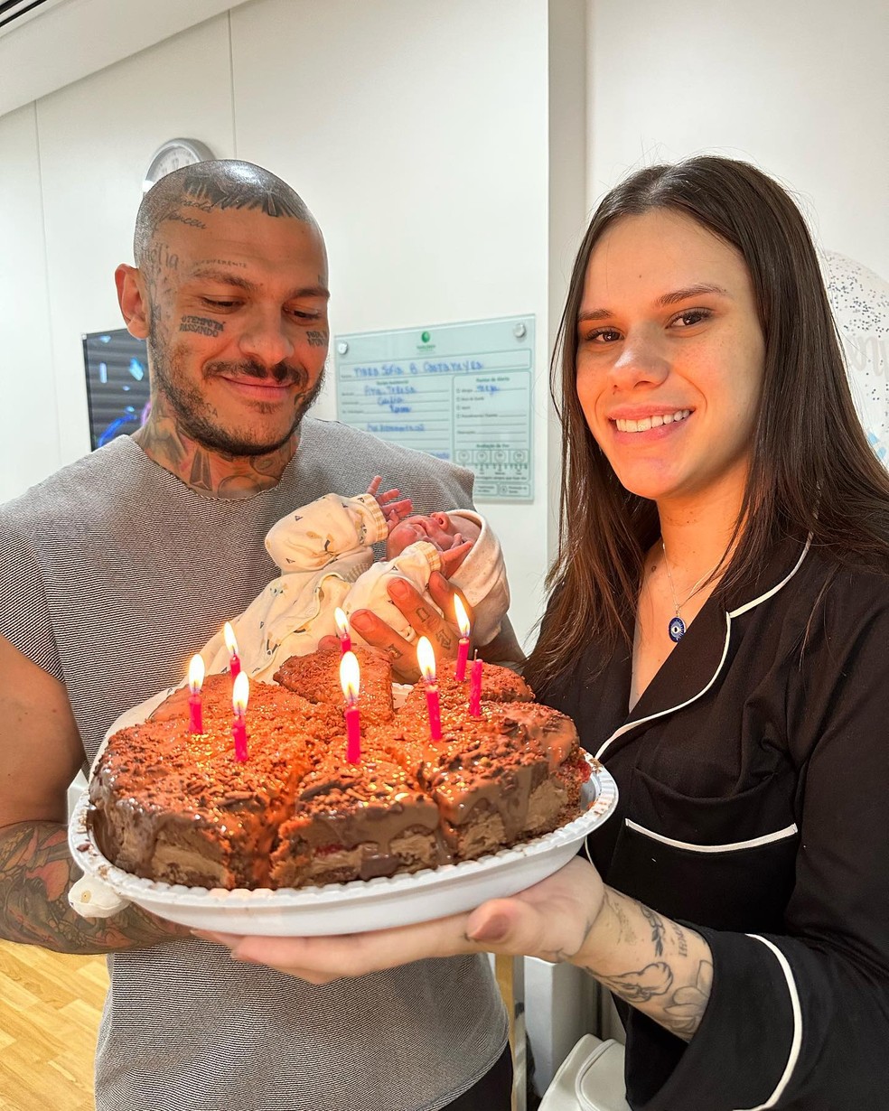 Toguro posta primeira foto com o filho, Gael, e namorada, Nara Paraguaia, ao comemorar aniversário — Foto: Instagram