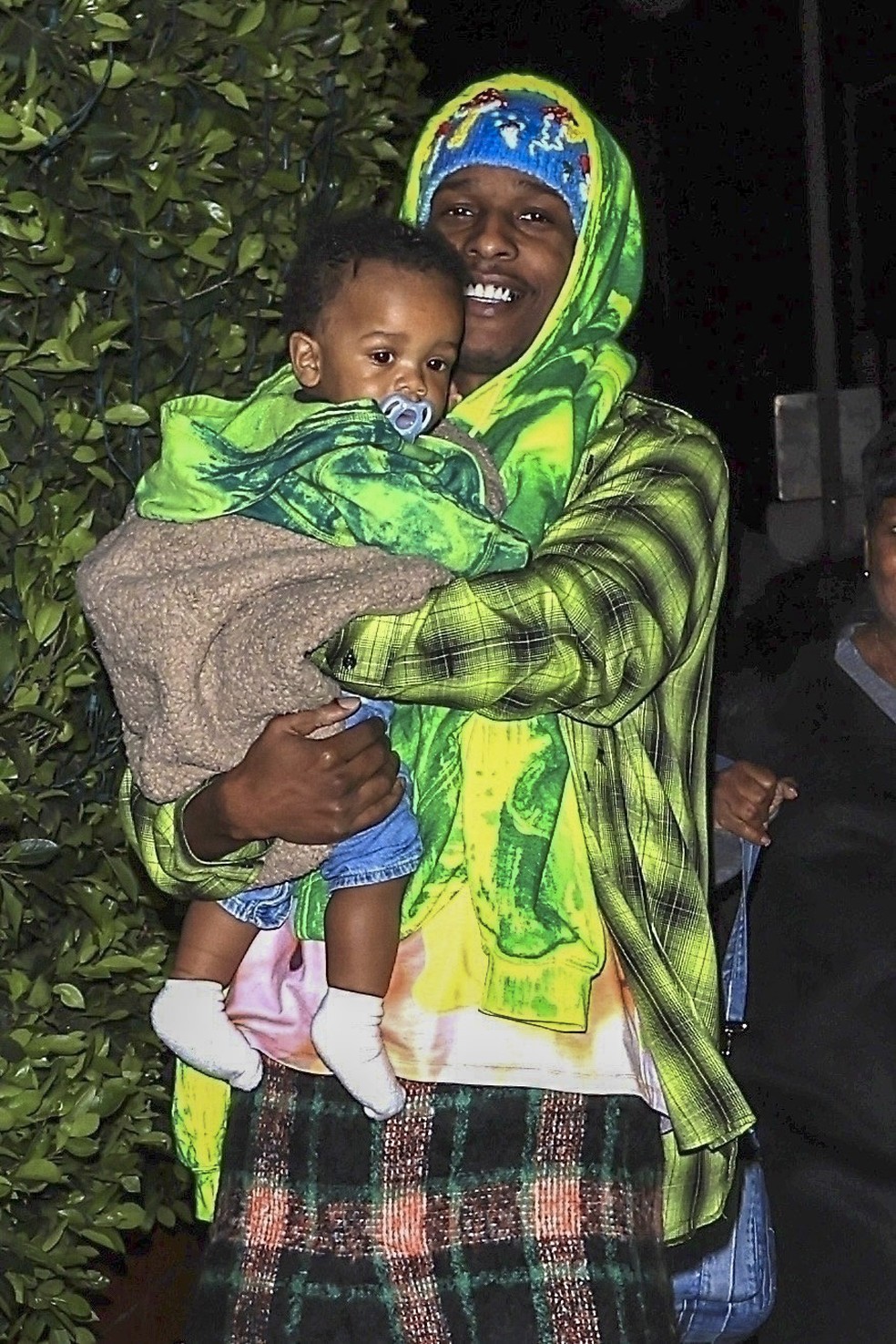 A$AP Rocky e o primogênito com Rihanna — Foto: The Grosby Group