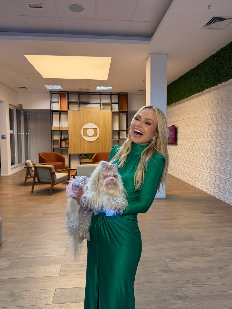 Eliana e a cadelinha Meg, 'autriz' que interpreta Maria Antonieta em 'Quem Ama Cuida' — Foto: Reprodução/Instagram