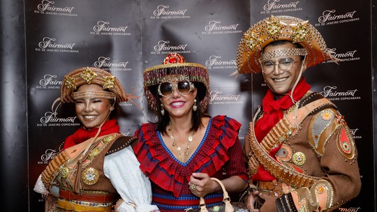 Narcisa Tamborindeguy recebe famosos em sua festa junina no Rio de Janeiro