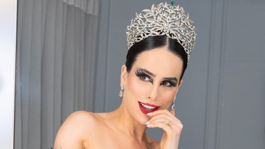 Miss Brasil Mia Mamede usa look de R$ 20 mil inspirado em 'Cisne Negro'; compare