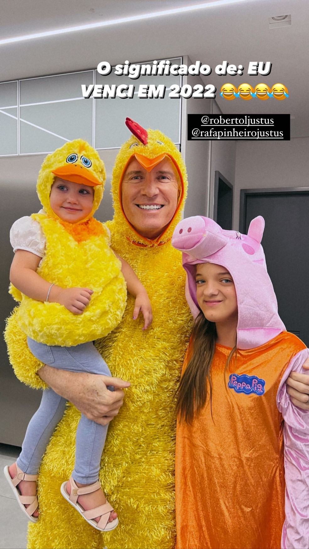 Ana Paula Siebert posta foto de Roberto Justus fantasiado com as filhas Vicky e Rafaella Justus — Foto: Reprodução/Instagram
