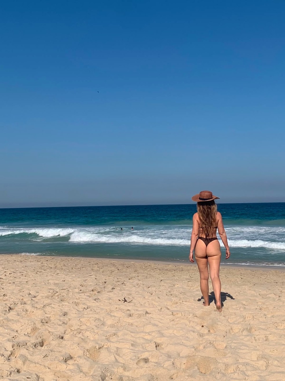 Simone Soares em praia carioca — Foto: Reprodução/Instagram
