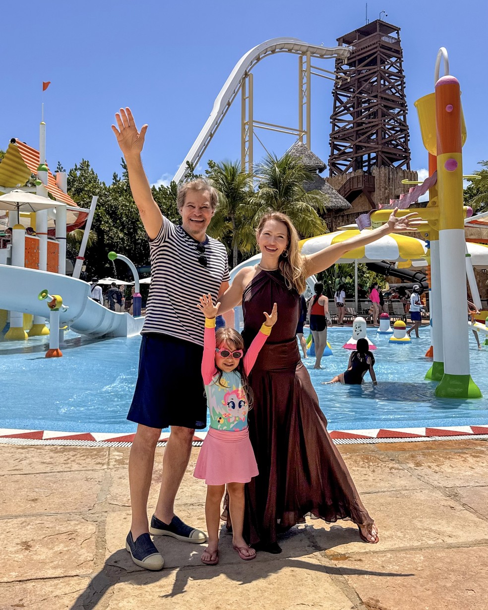 Edson Celulari e Karin Roepke com a filha, Chiara — Foto: Divulgação