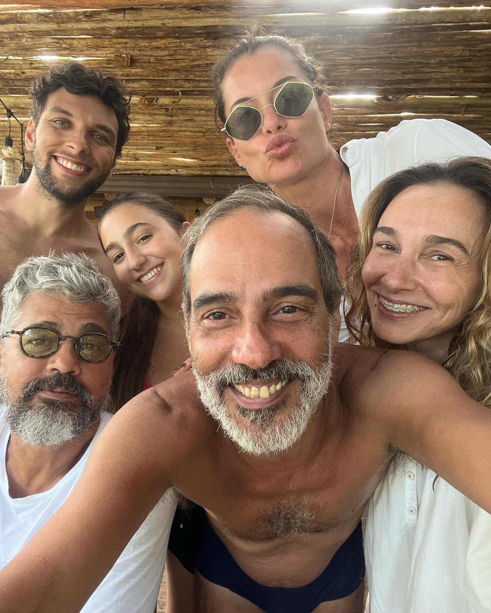 Alinne Moraes viajou com amigos para a Praia de Santo Antônio no Rio de Janeiro — Foto: Reprodução/Instagram