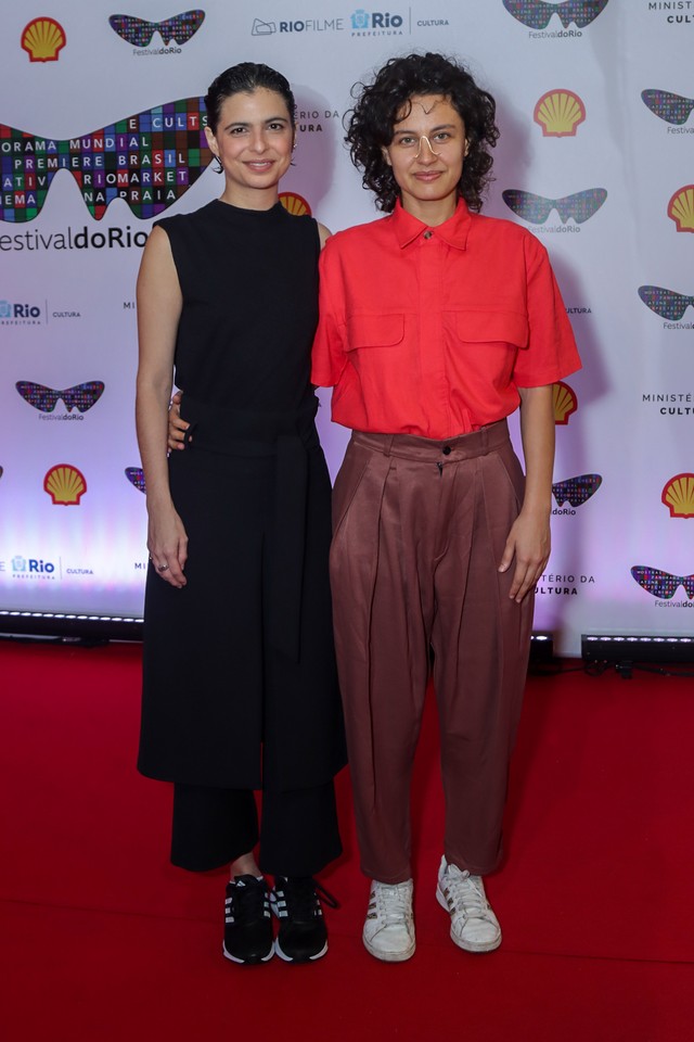 Julia Anquier, filha de Debora Bloch, vai com a namorada ao Festival do Rio