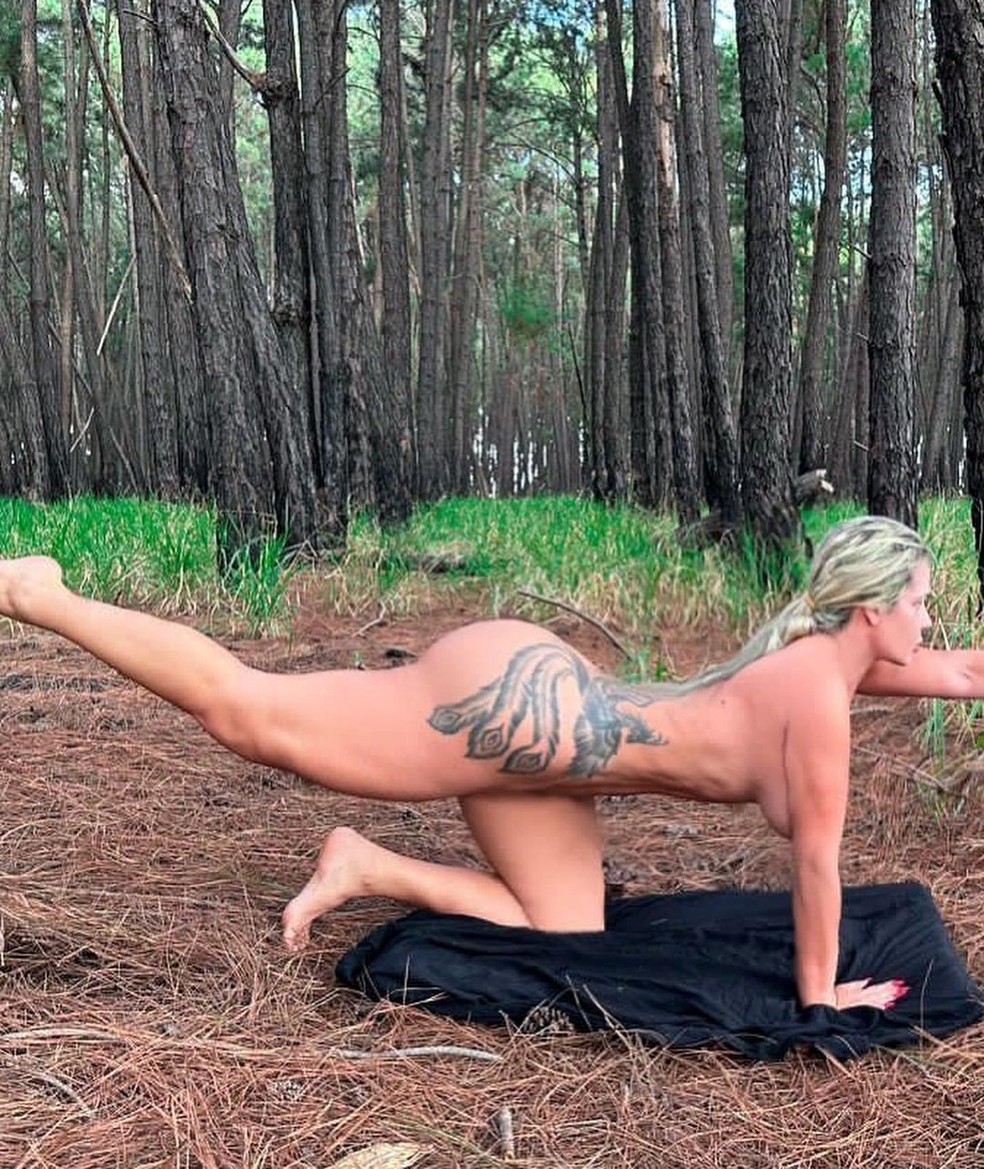 Denise Rocha pratica Naked Yoga — Foto: Reprodução: Instagram