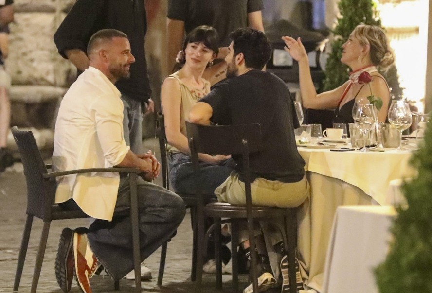 Jantar poderoso! Ricky Martin, Dakota Johnson e Kate Hudson curtem ...