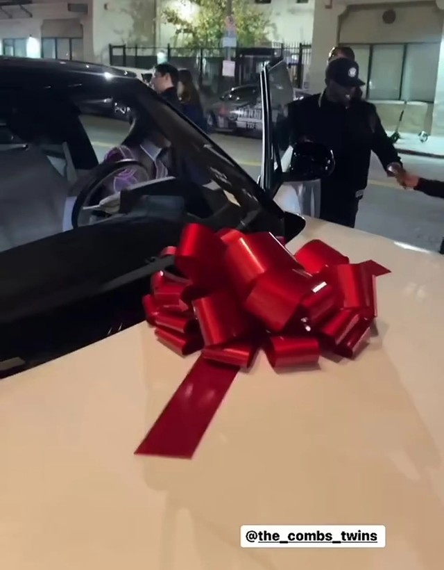 Rapper Diddy presenteia as filhas gêmeas de 16 anos com carros de luxo