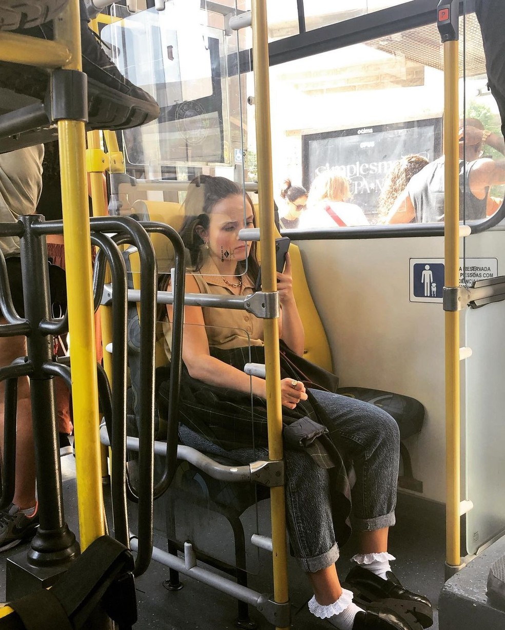 Larissa Manoela em transporte público — Foto: Reprodução / Instagram