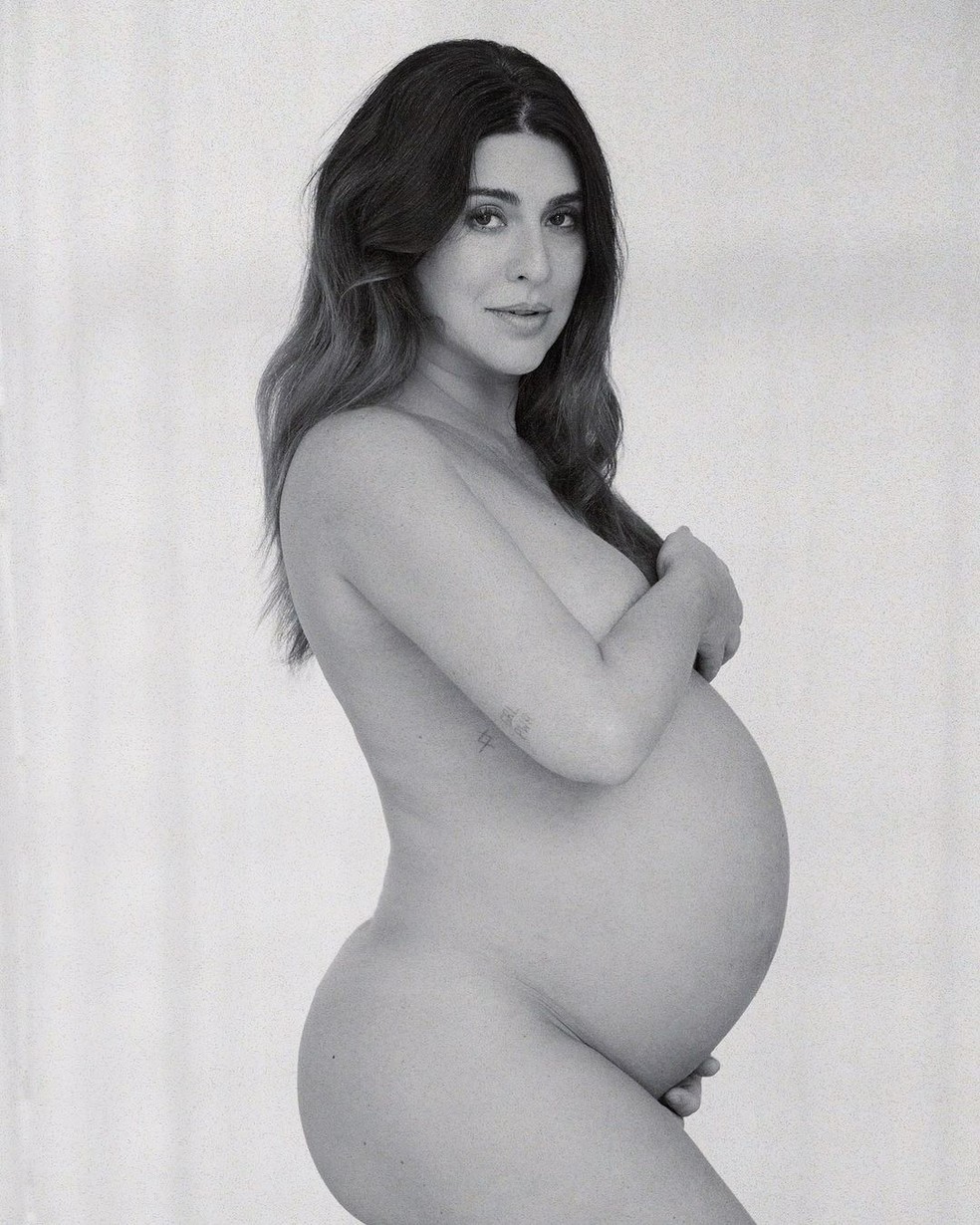 Fernanda Paes Leme publica ensaio nu na reta final da gravidez; foto